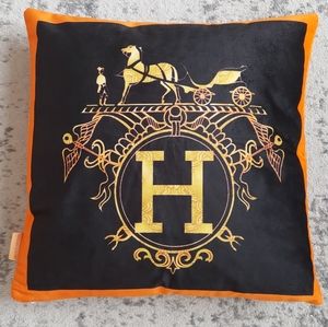 H Letter Pillow Cover (a small mark)
